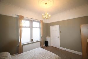 Bungalow - Sleeps 8 - Pets-Enclosed Garden-Parking