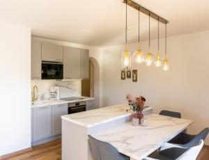 Große helle moderne Wohnung mit Balkon und Aussicht HBS