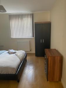 Beautiful 4 bedroom home with Parking by Lakeside