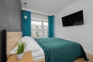 Nowoczesny Apartament z balkonem i miejscem parkingowym Warszawa Ursus by Noclegi Renters