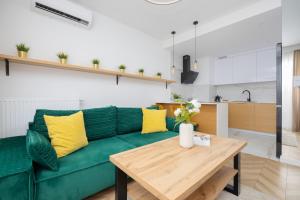 Nowoczesny Apartament z balkonem i miejscem parkingowym Warszawa Ursus by Noclegi Renters