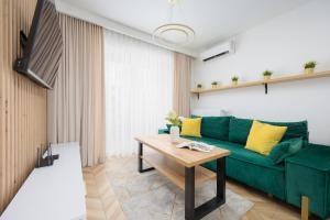 Nowoczesny Apartament z balkonem i miejscem parkingowym Warszawa Ursus by Noclegi Renters