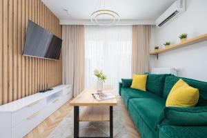 Nowoczesny Apartament z balkonem i miejscem parkingowym Warszawa Ursus by Noclegi Renters