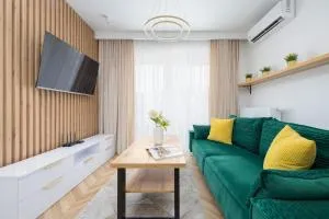 Nowoczesny Apartament z balkonem i miejscem parkingowym Warszawa Ursus by Noclegi Renters - Piastów