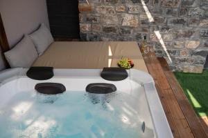 Majestic Manor with outdoor Jacuzzi by 8essentially