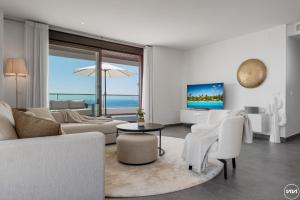 ViVi Homes - Casa Skye Pool, Terrace & Sea View