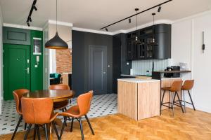 City Centre Stylish Apartment by BookingHost