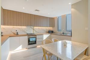 Savis Homes - Condor Marina Star - Luxury 2 BR Waterfront Apartment