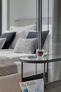 Symfonia Amazing River View Apartment by Downtown Apartments