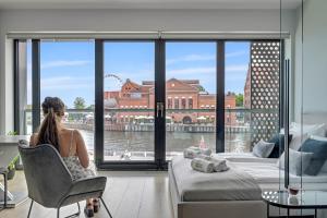 Symfonia Amazing River View Apartment by Downtown Apartments