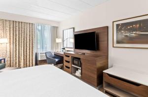 King Room - Non-Smoking room in Hampton Inn Chicago-Naperville