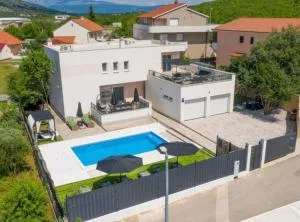 Villa Dreamin with Heated Pool & Hot Tub - Sičane