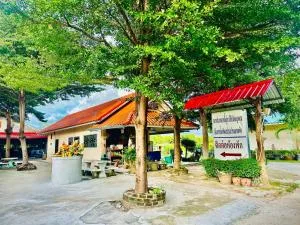 แฮปปี้รีสอร์ทเขื่องใน - Khun Han