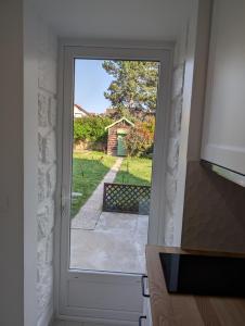 Cosy appartment with access to garden, parking and direct line to Eiffel tower