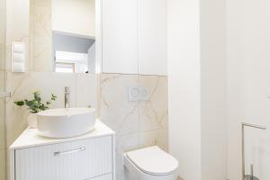 SuperApart Domaniewska apt 120 - Parking