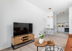 SuperApart Modern Apartment with Balcony and Parking