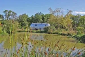 Caravane Airstream bord de lac - Asques
