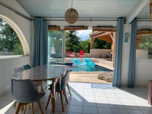Gîte avec piscine privée au coeur dune forêt de chênes proche de Vallon Pont dArc