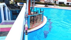 The biggest swimming pool in Sosua, frente a la piscina más grande en sosua
