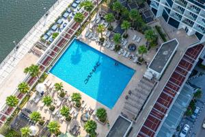 Deluxe One-Bedroom Apartment in Business Bay with Burj Khalifa and Canal View