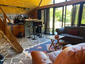 Katskhi Cottage 5 min to Katskhi Pillar, Private Patio with Kitchen