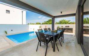 Stunning Home In Privlaka