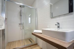 Bright and Modern 2 Bedroom Penthouse