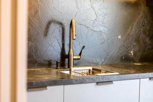 Solar do Atlântico 102 - Apto 2 suítes à beira mar da Praia de Bombas