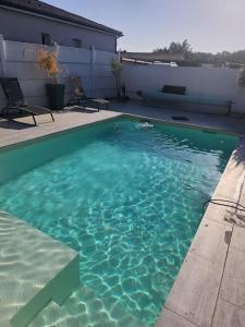 Sejours chez l'habitant Chambre Armelle, chambre privee avec acces piscine : photos des chambres