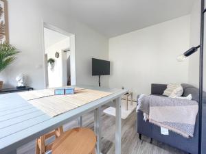 Maisons de vacances Les chats pitres Maison au calme renovee avec jardin, terrasse amenagee, transats, abri a velo, parking gratuit, 5 mn a pied du centre Bayeux proche des plages du debarquement : photos des chambres