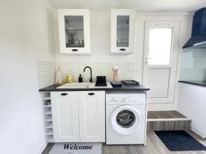 Maisons de vacances Les chats pitres Maison au calme renovee avec jardin, terrasse amenagee, transats, abri a velo, parking gratuit, 5 mn a pied du centre Bayeux proche des plages du debarquement : photos des chambres