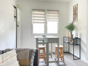 Les chats pitres Maison au calme rénovée avec jardin, terrasse aménagée, transats, abri à vélo, parking gratuit, 5 mn à pied du centre Bayeux proche des plages du débarquement