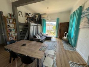 Rez de villa avec jardin à 6 min des plages