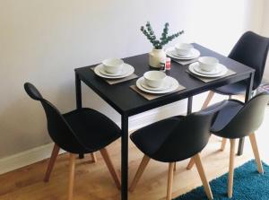 Spacious 6-Bed Home in Coventry, Warwick, West Midlands- Free Parking, Super Fast WiFi