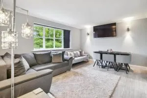 Stylish Penthouse Long Stay Free Parking - Bisley