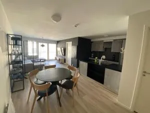 Sentral leilighet med 2 soverom og carport - Ytterland