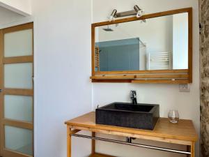 Logement chaleureux et lumineux avec pierres apparentes à lÉtang au Duc - LÉCRIN BRETON