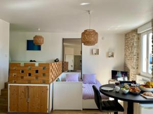 Logement chaleureux et lumineux avec pierres apparentes à lÉtang au Duc - LÉCRIN BRETON