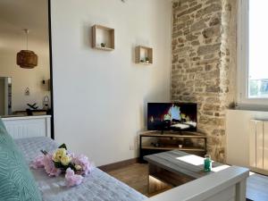 Logement chaleureux et lumineux avec pierres apparentes à lÉtang au Duc - LÉCRIN BRETON