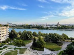 Danube Waterfront Apartment - Kaisermühlen