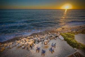 Oceanfront Getaway, Private Beach, Fire Pit, 5BR