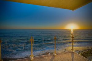 Oceanfront Getaway, Private Beach, Fire Pit, 5BR