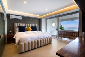 Beachfront Luxury Condo, Great Location