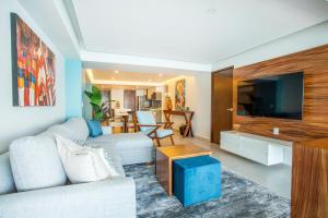 Beachfront Luxury Condo, Great Location