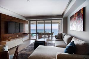 Beachfront Luxury Condo, Great Location