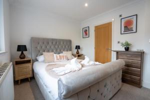 Emirates House, Luxe 5 Bed, with King sized Beds, next to Aiport & NEC, JLR 5 mins