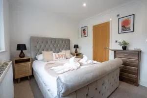 Emirates House, Luxe 5 Bed, with King sized Beds, next to Aiport & NEC, JLR 5 mins - 马斯顿格林