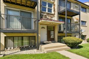 Luxurious Condo in Top Rated Neighborhood