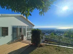 Kaze Bretagne - Évasion à Saint-Denis - Charmante Maison T3 avec Terrasse, Jardin et Vue Imprenable - Proche Aéroport - 圣丹尼斯
