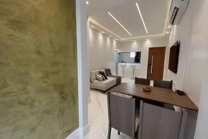 Maravilhoso apartamento de 2 Quartos em Copacabana quadra da praia